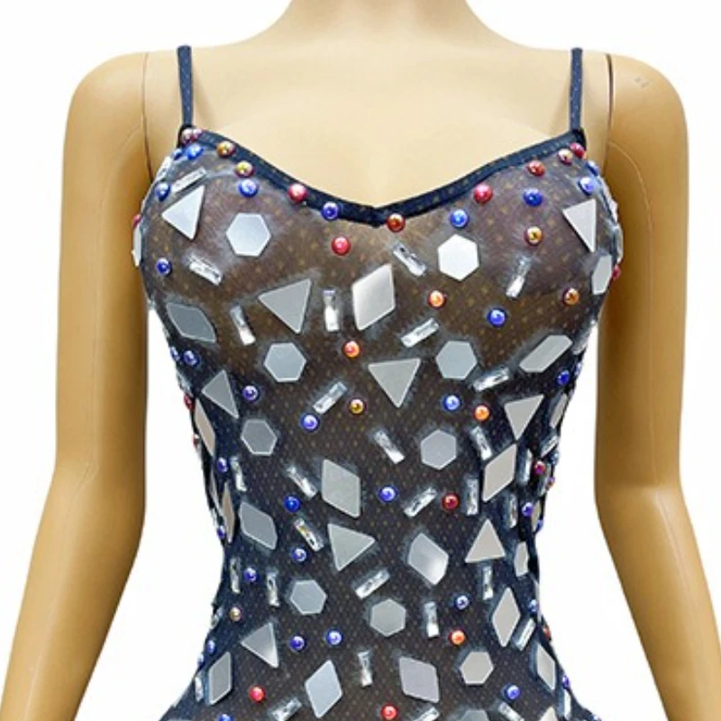 Гламурный костюм певицы с блестками на подтяжках дышащее вечернее платье