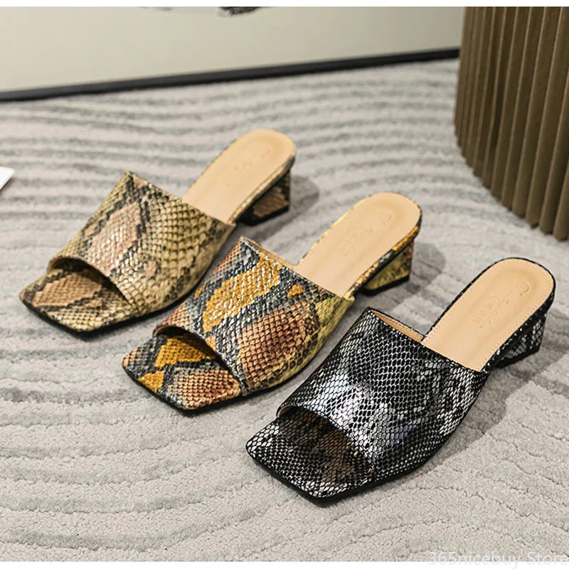 

Женские шлепанцы 2022, летние женские сексуальные туфли-лодочки на квадратном каблуке, модные шлепанцы из змеиной кожи, повседневные кожаные ...