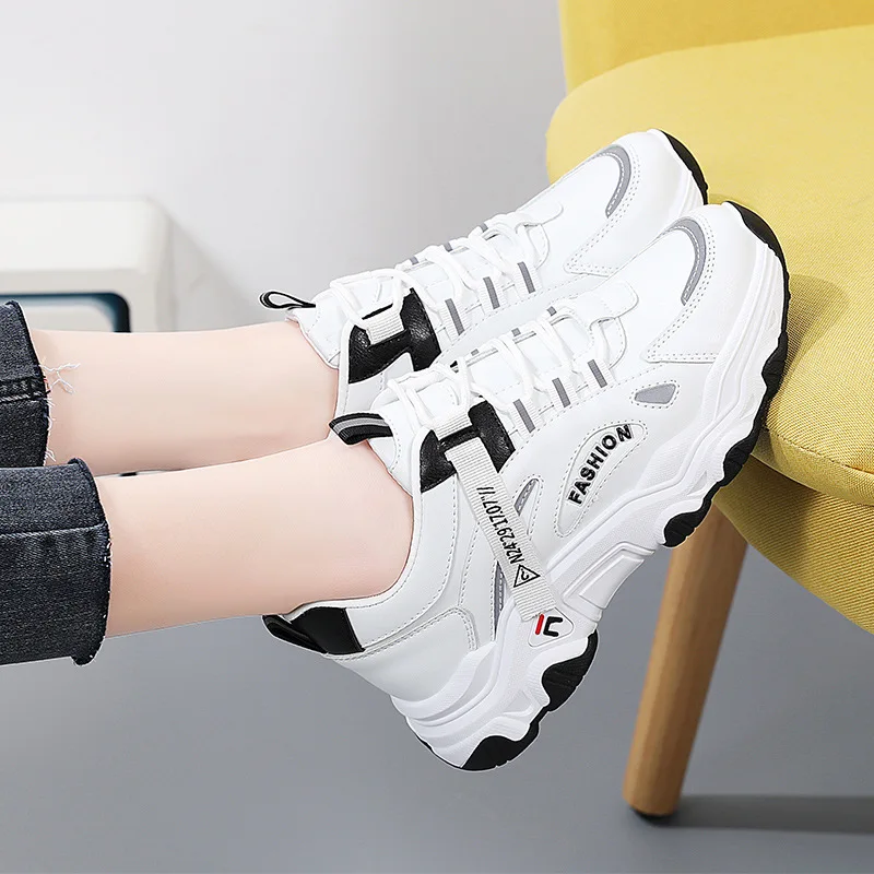 Толстые подошвы из натуральной кожи с поднятой внутренней высотой создают