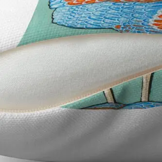 Декоративная наволочка с изображением курицы и черной кошки