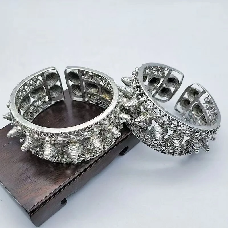 

Mai Chuang/ Tibetan Silver Wide Body Hollow Rivet Opening Transfer Men's and Women's Couples Bangles Fashion Personality Gift