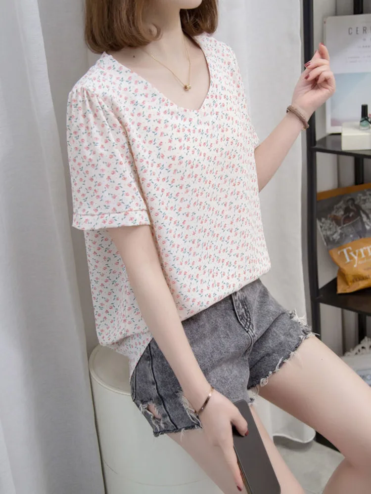 

Футболка женская шифоновая с V-образным вырезом и цветочным принтом