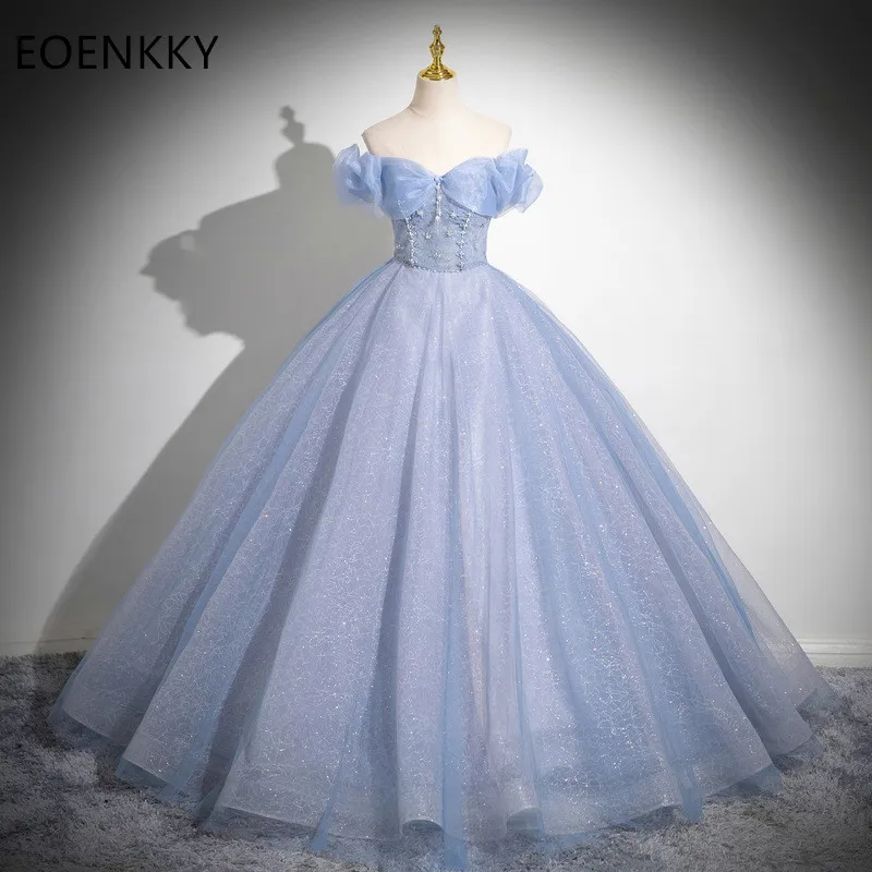 Небесно-голубое блестящее платье для выпускного вечера с бабочкой и открытыми