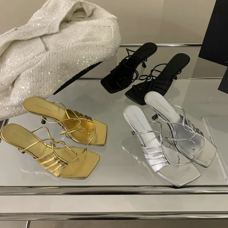 

Красиво! Серебристые шлепанцы в сетку с инфракрасным излучением, элегантные французские маленькие сандалии с открытым носком на тонком каблуке, женские летние стильные сандалии