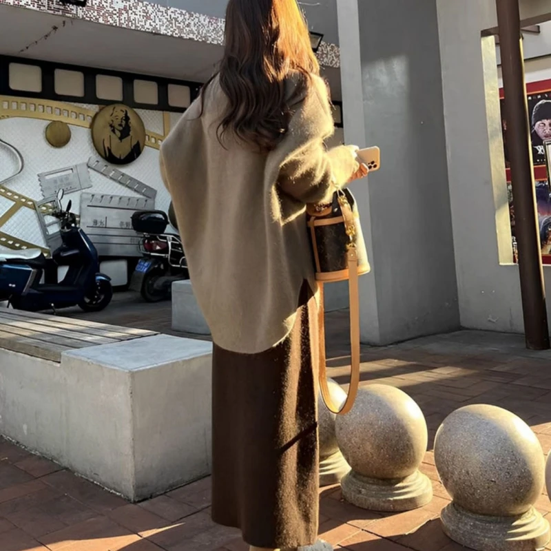 Женский трикотажный комплект из двух предметов свитер и юбка средней длины с