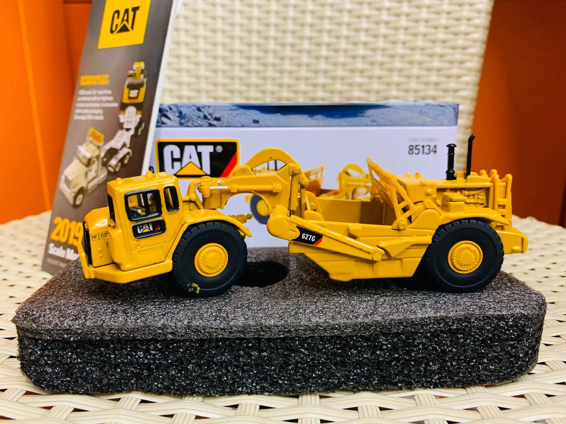 

Caterpillar Cat 627G Wheel Tractor Scraper 1/87 HO Scale Metal Model By DieCast Masters 85134 New in Box