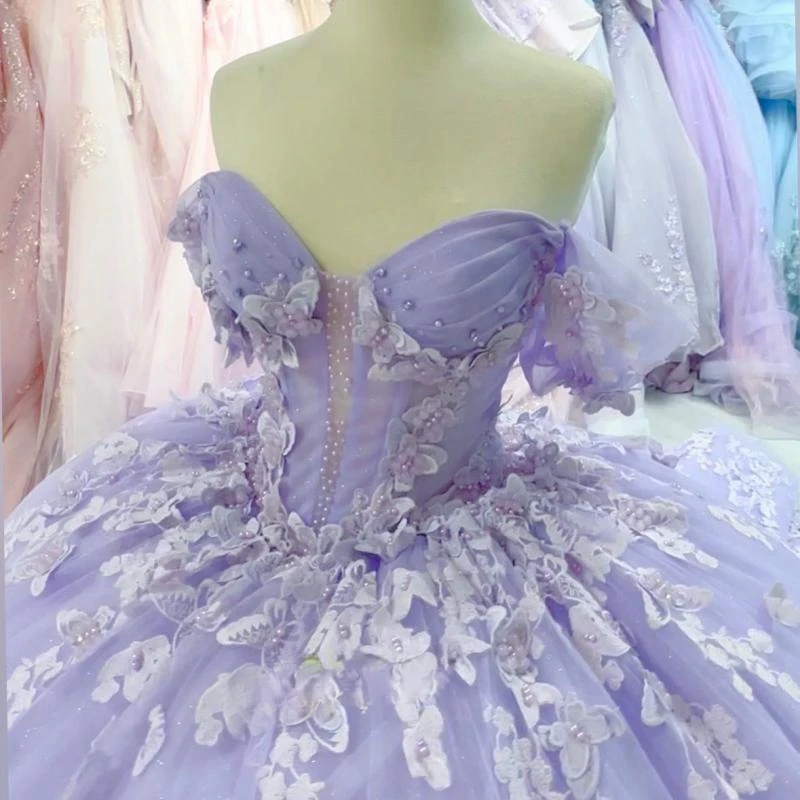 Сиреневое платье Quinceanera бальное с открытыми плечами и бантом украшенное бисером
