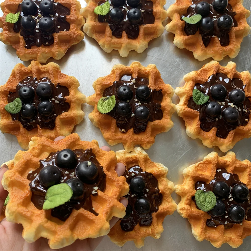 Вафельная модель для завтрака ручной работы десерт лепестковый соус черника