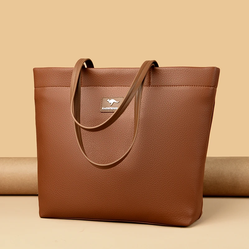 Сумка-тоут женская однотонная из мягкой кожи 2024