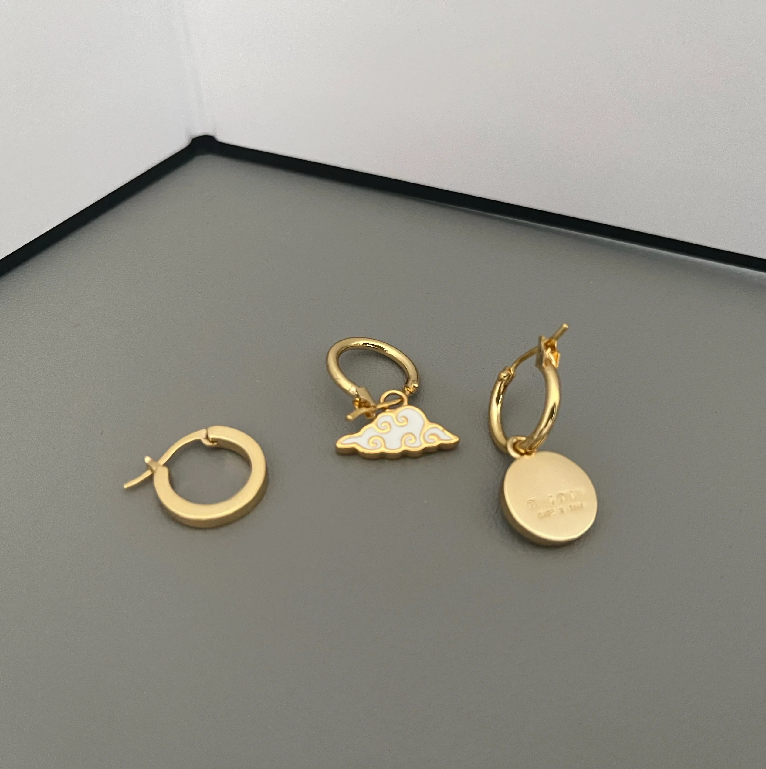 Новинка 2024 женские серьги с эмалированной глазурью и буквами M легкие роскошные