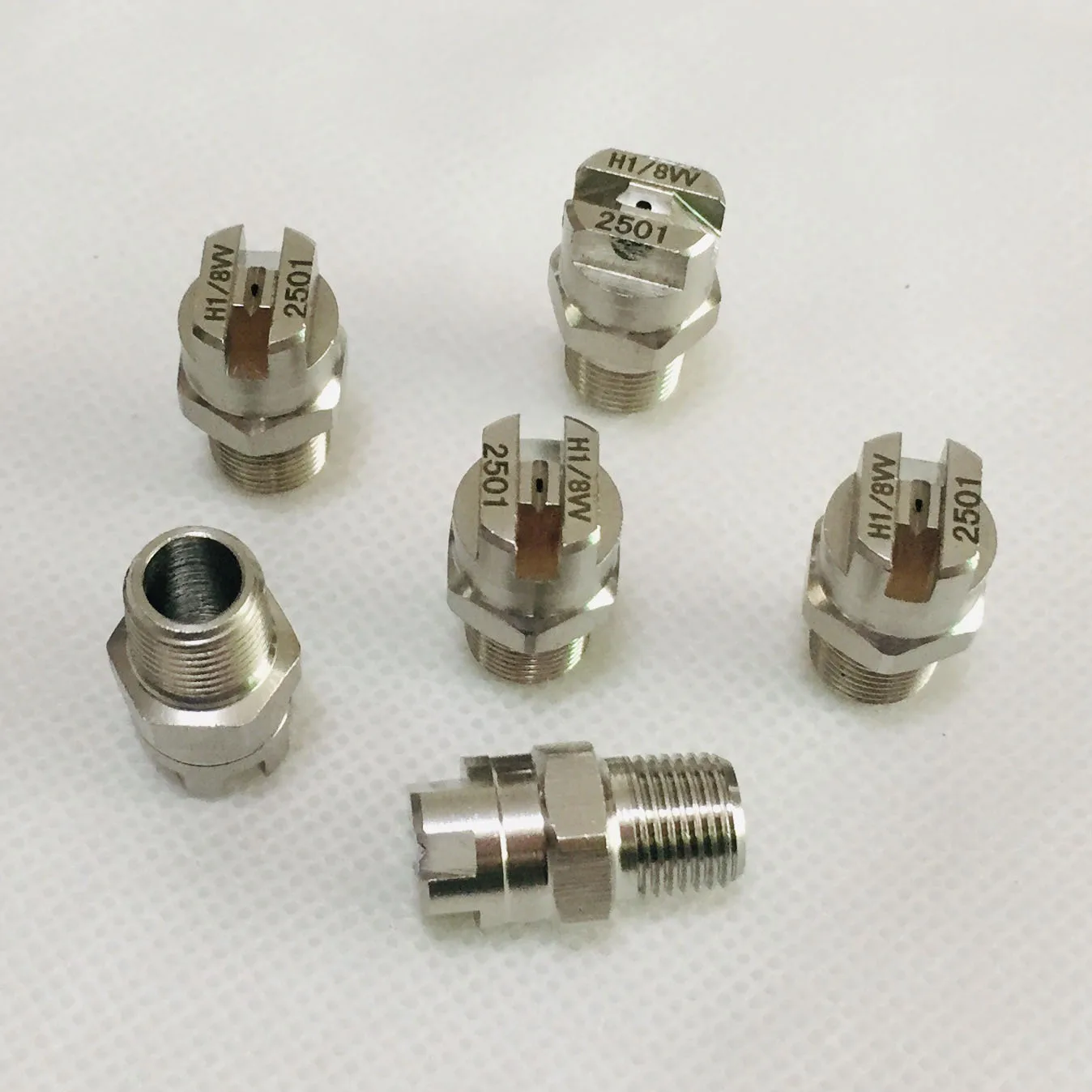 Форсунка плоского веерного распыла 1/8 дюйма SS304 с углом распыла 25/40 градусов для промышленной и фабричной очистки и удаления пыли.