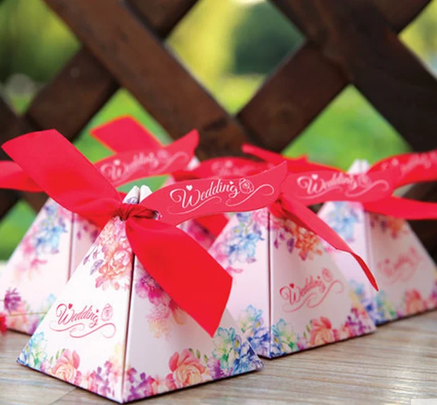 

100 X Beautiful Triangular Pyramid Floral Wedding Favors Candy Boxes Favors Box Party Gifts Box With Ribbons & Tags