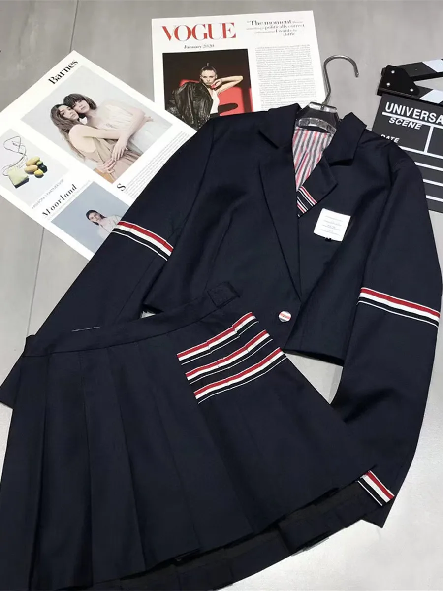 Рисунок 5 - Женский костюм с длинным рукавом и плиссировкой