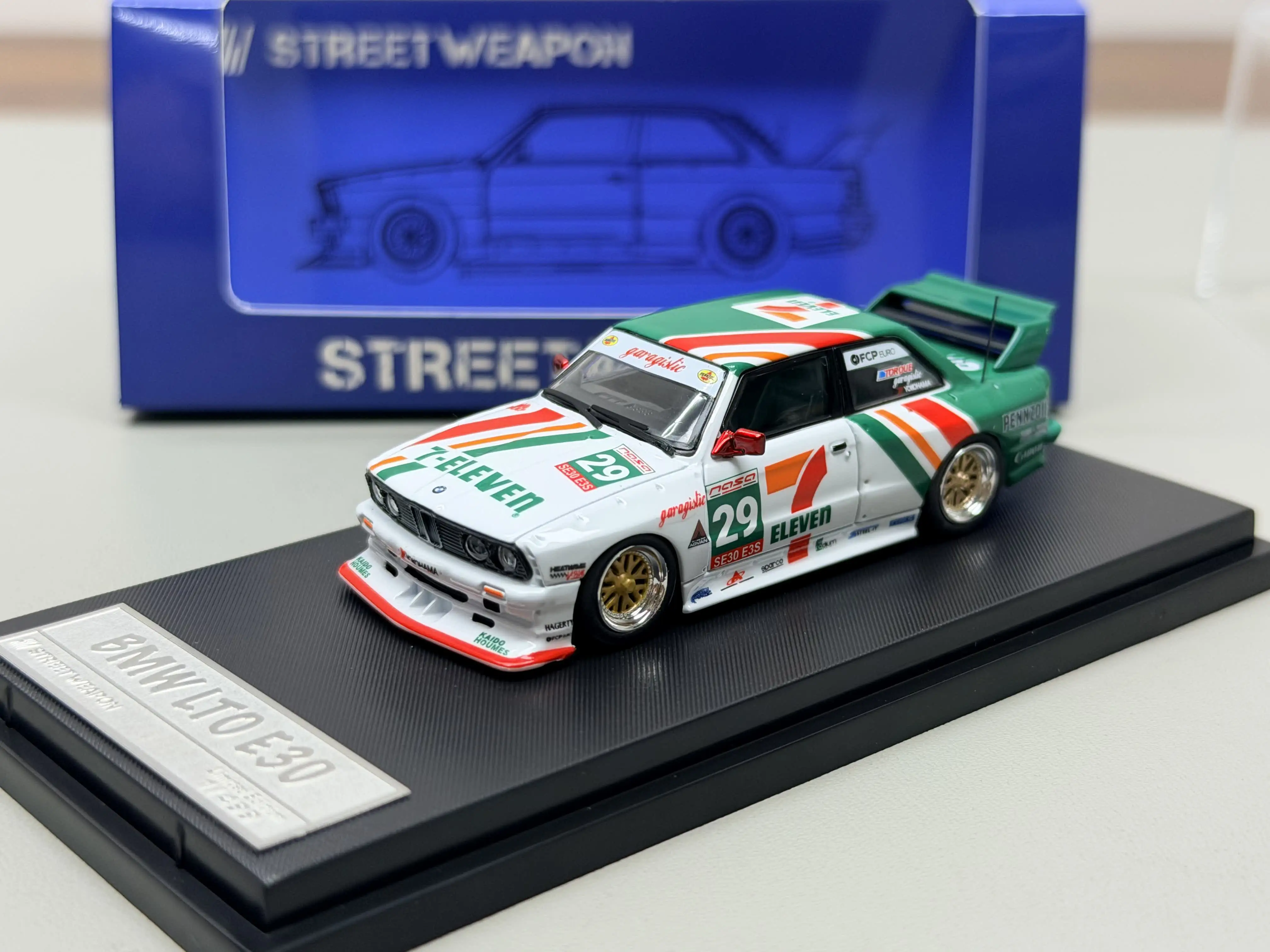 Фото Масштабная модель автомобиля BMW E30 M3 LTO из литого металла, 1:64 №3