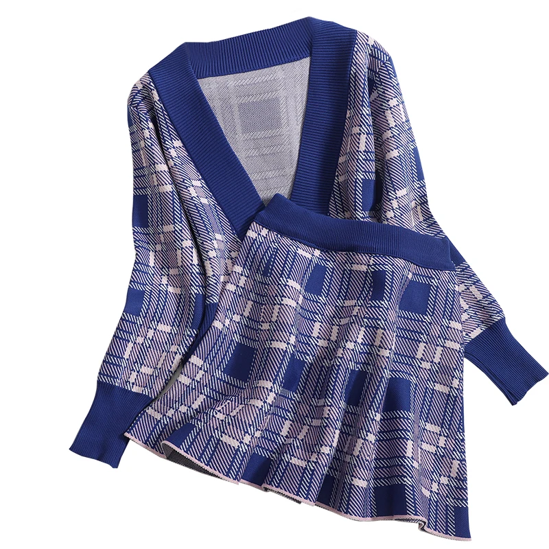 Женский трикотажный костюм из двух предметов короткий свитер с V-образным