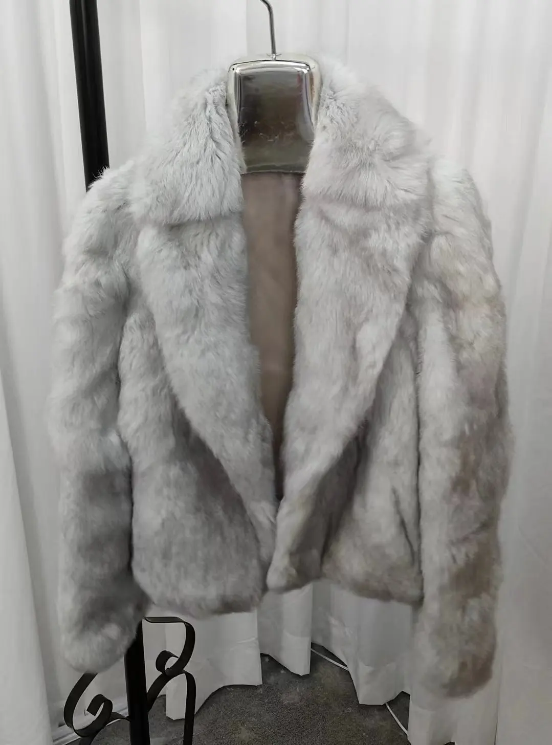 2024 новая короткая верхняя одежда из цельного меха кролика с зеленым воротником