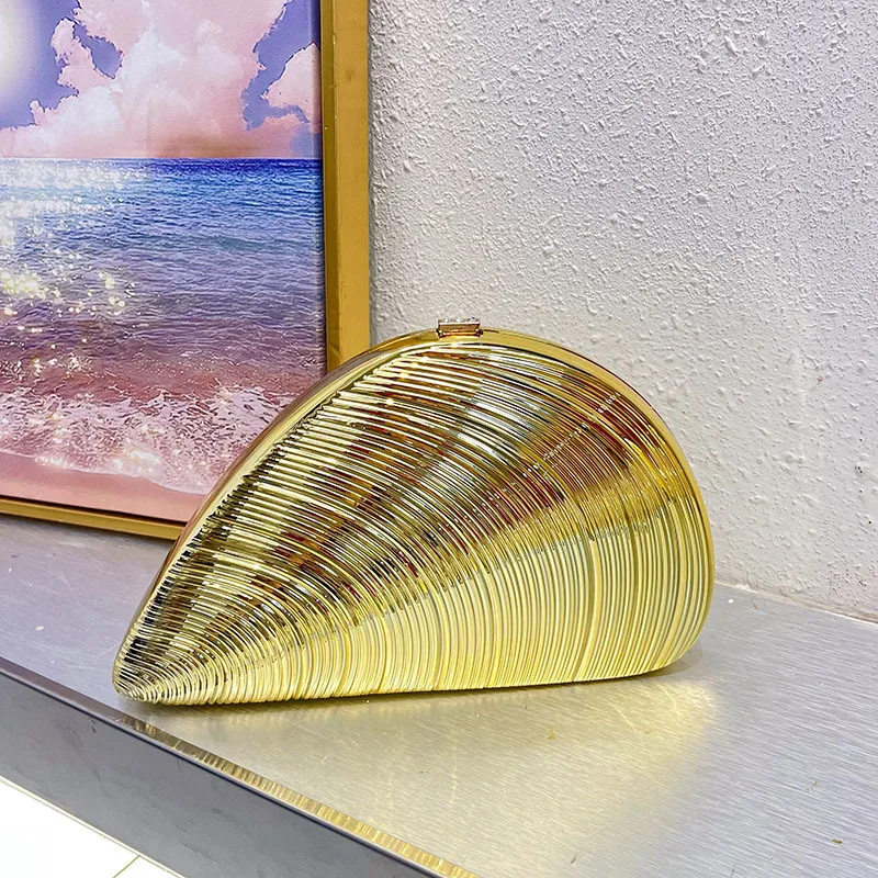 Мода индивидуальность творчество тяжелая промышленность золотая оболочка