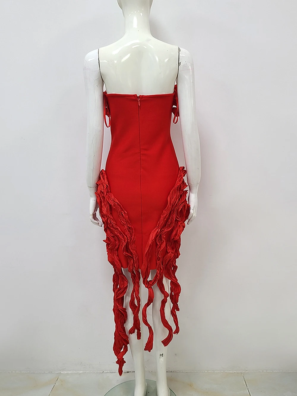 Женское платье-миди без бретелек с бахромой