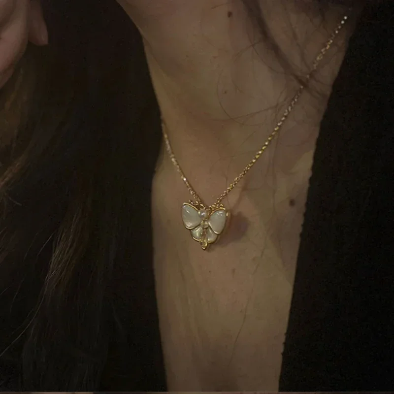 Элегантная и простая подвеска в виде бабочки с белым жемчугом