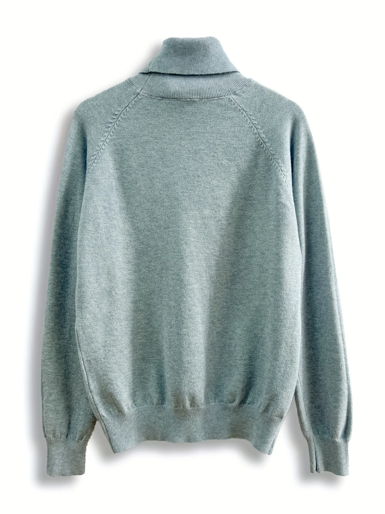 Уютный однотонный свитер с высоким воротником - женская одежда на осень и зиму