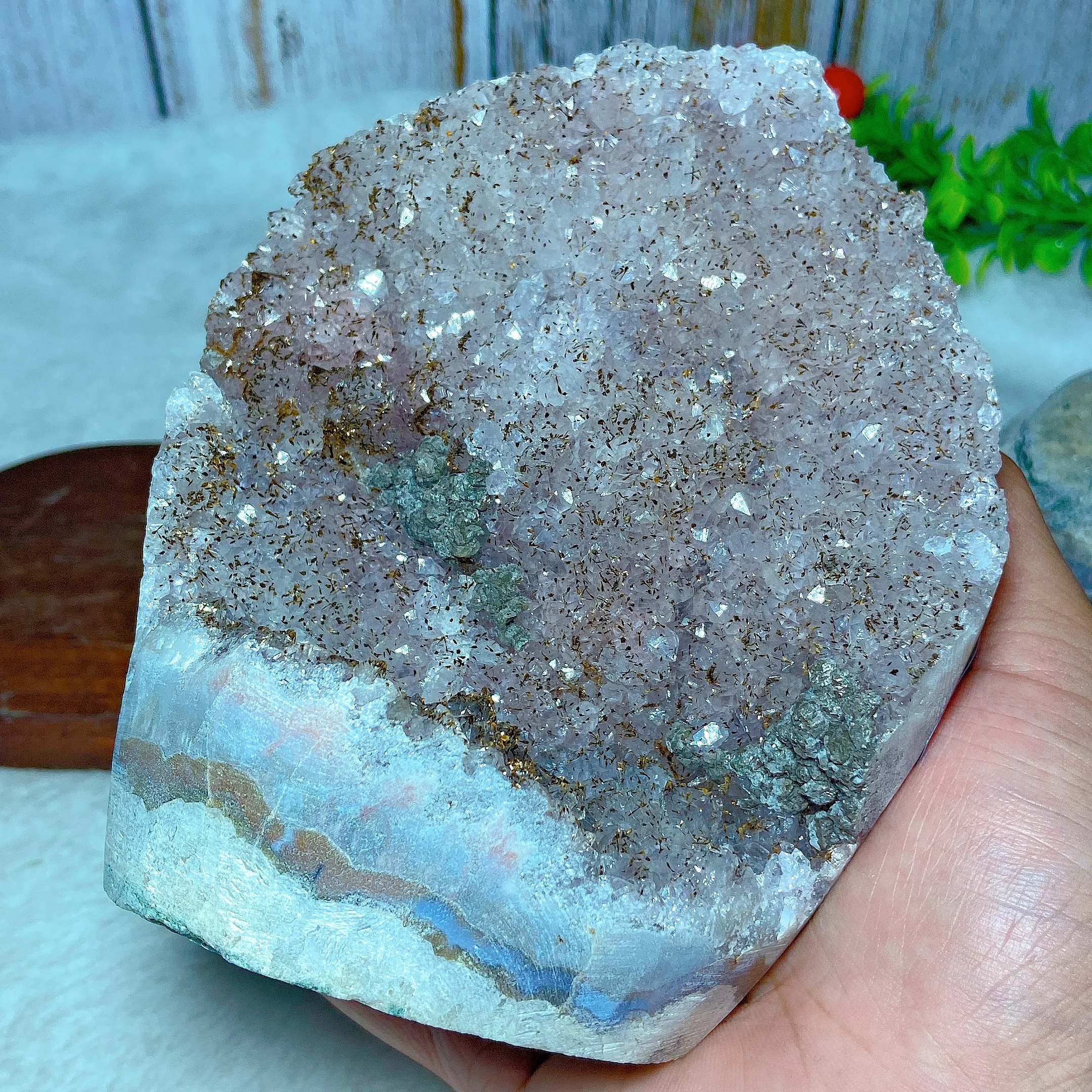 Необработанный аметистовый кластер