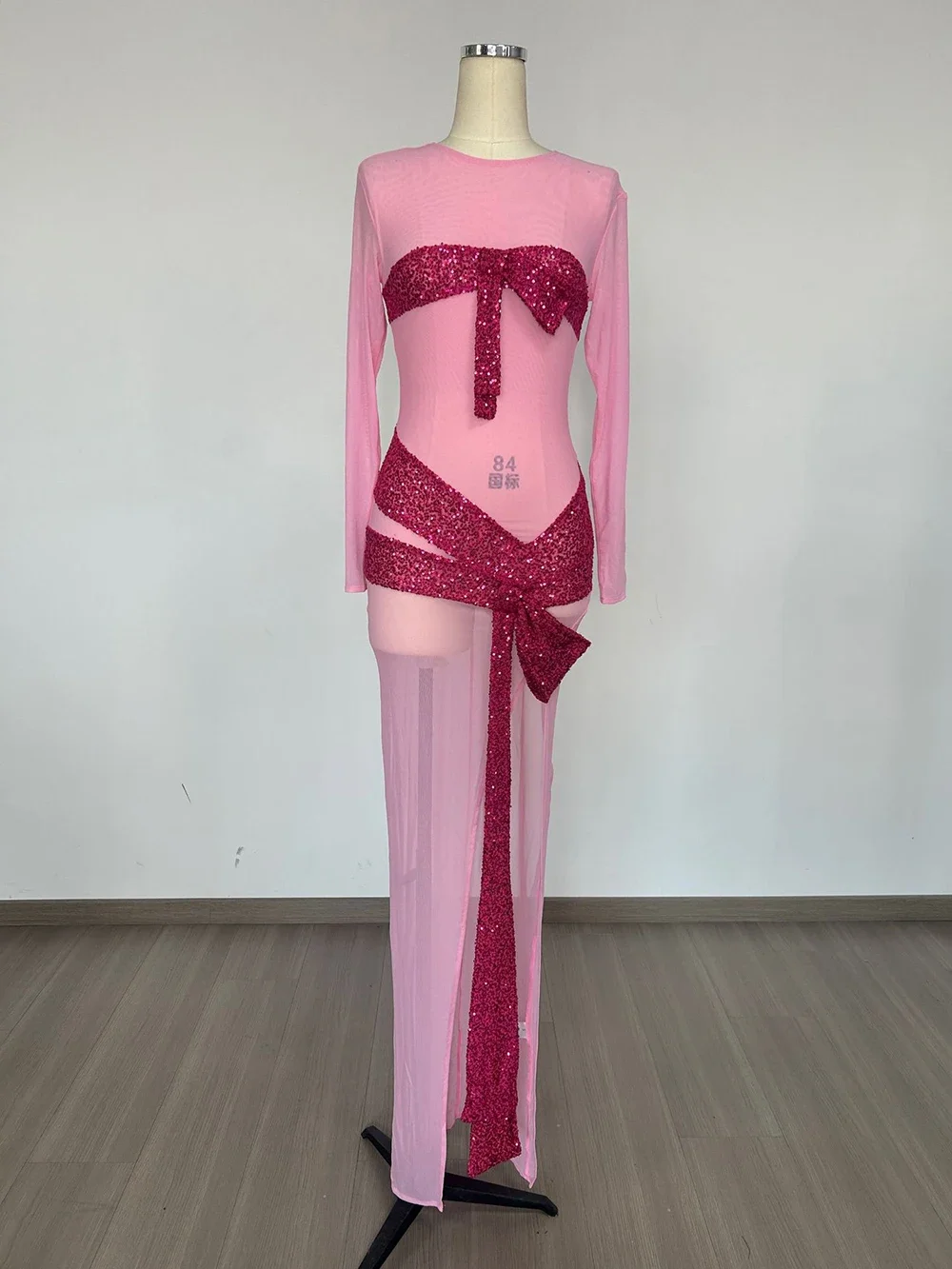 Женское розовое сетчатое прозрачное облегающее длинное платье с бантом