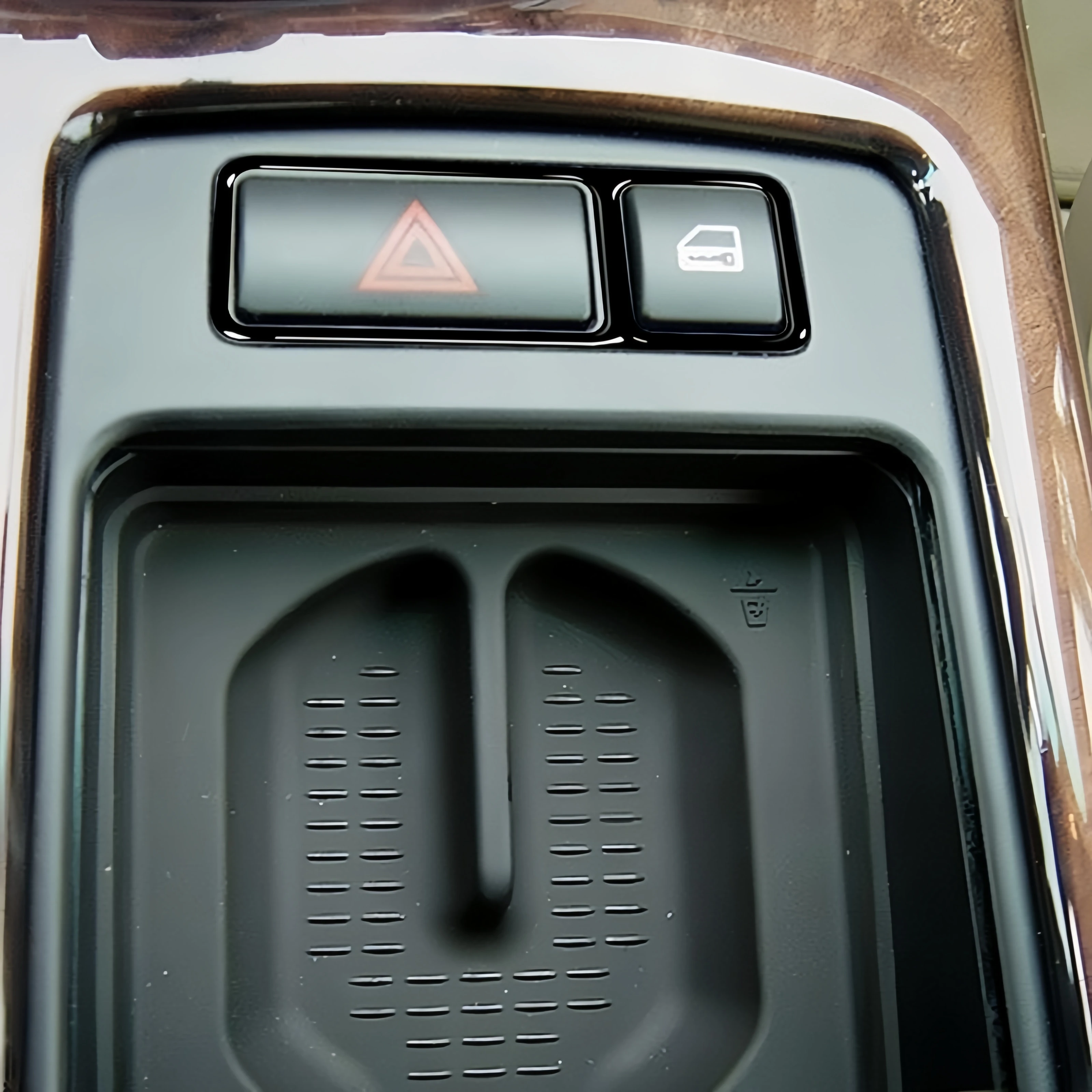 Фото Для BMW X5 E53 2000-2006: накладка на панель переключателя аварийной сигнализации, цвет «черный рояль», декоративная наклейка, аксессуары для интерьера №3