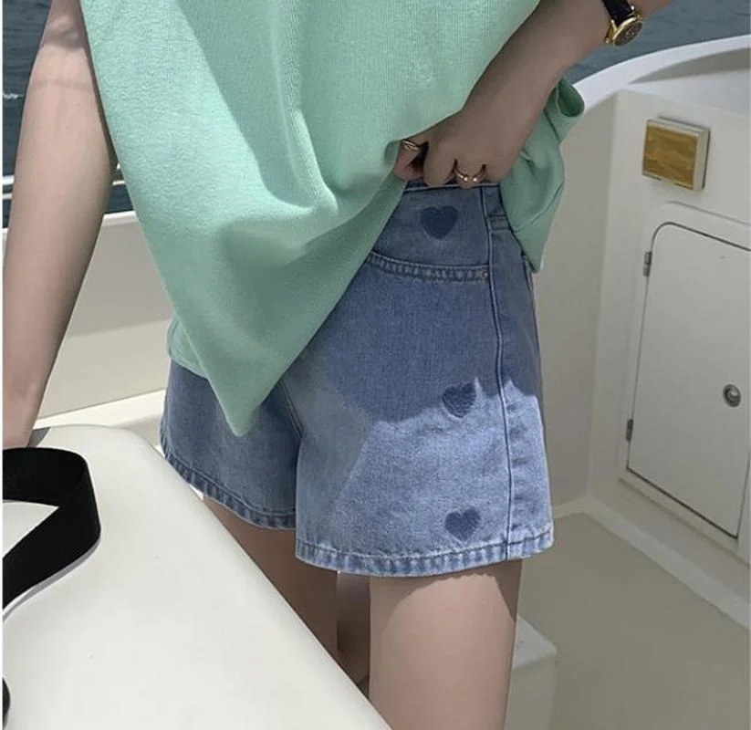 Рисунок 2 - Шорты женские джинсовые с вышивкой