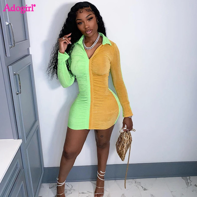 

Платье-мини с рюшами и V-образным вырезом, с длинным рукавом