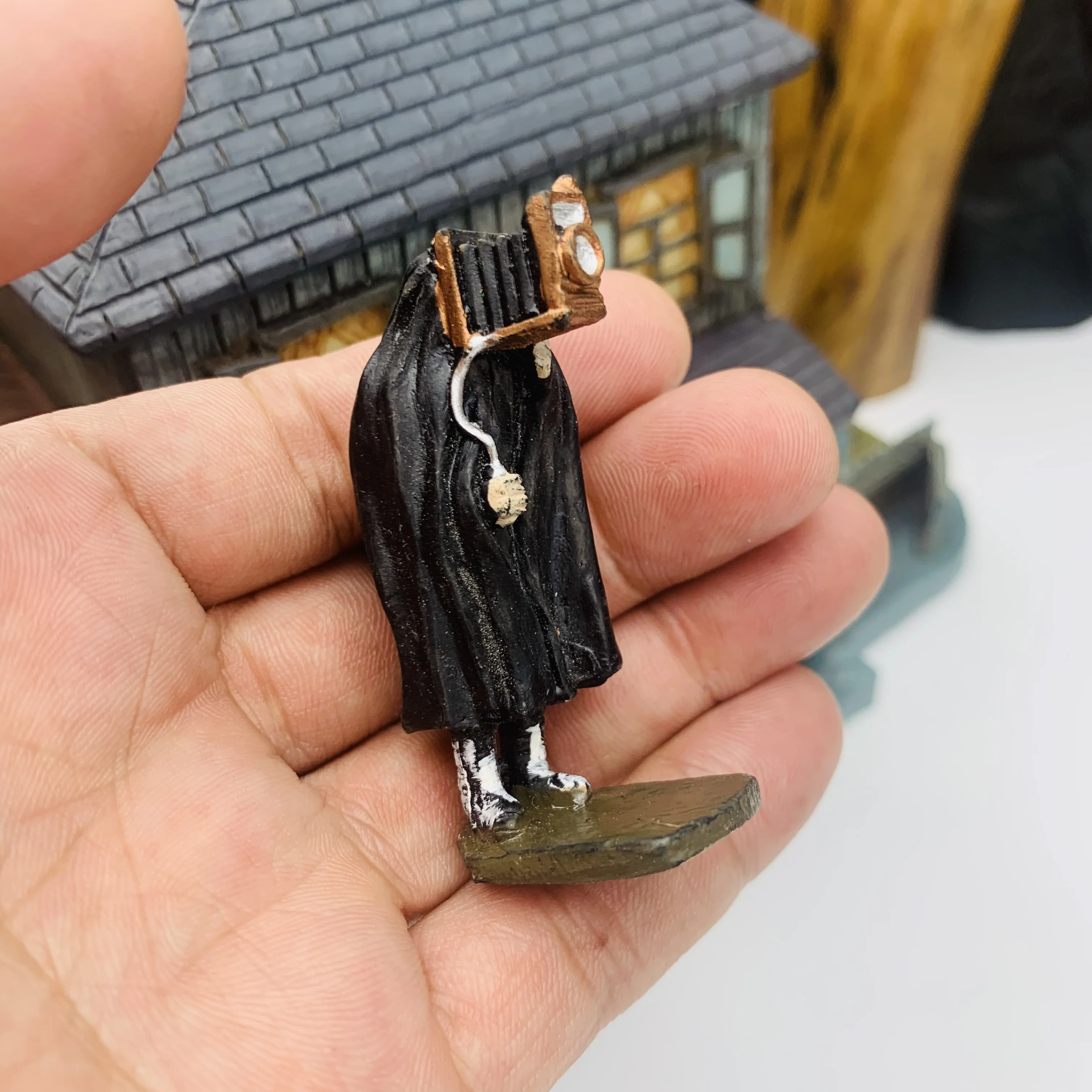 

Миниатюрные фигурки из канифоли