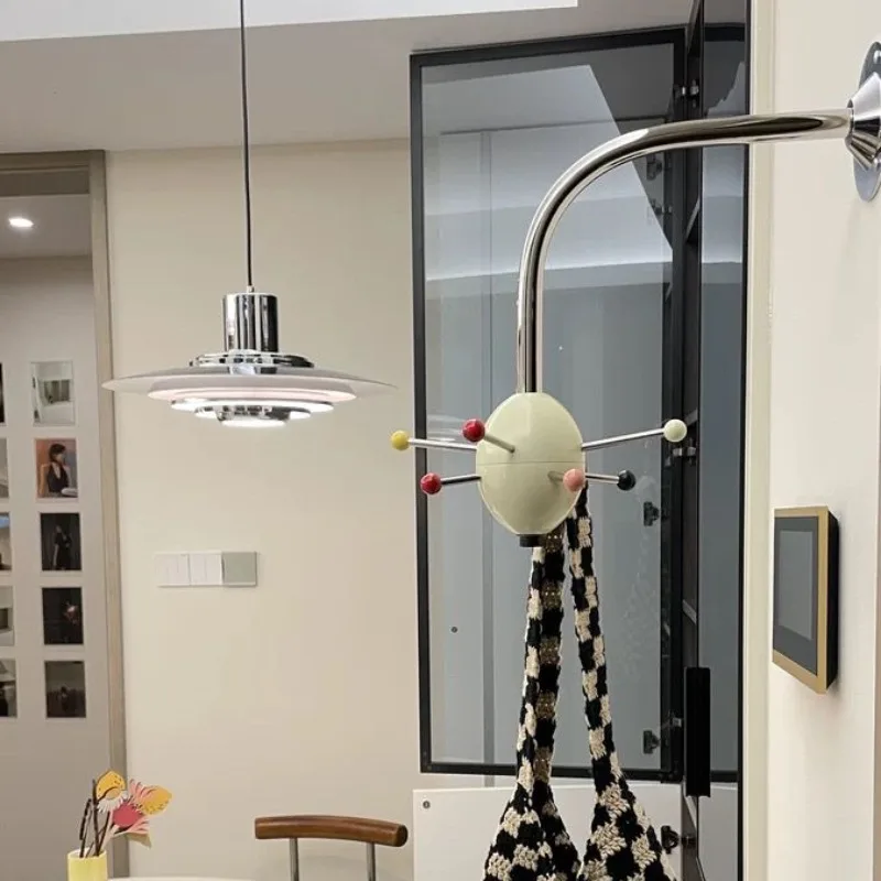 Настенная вешалка для одежды в винтажном стиле