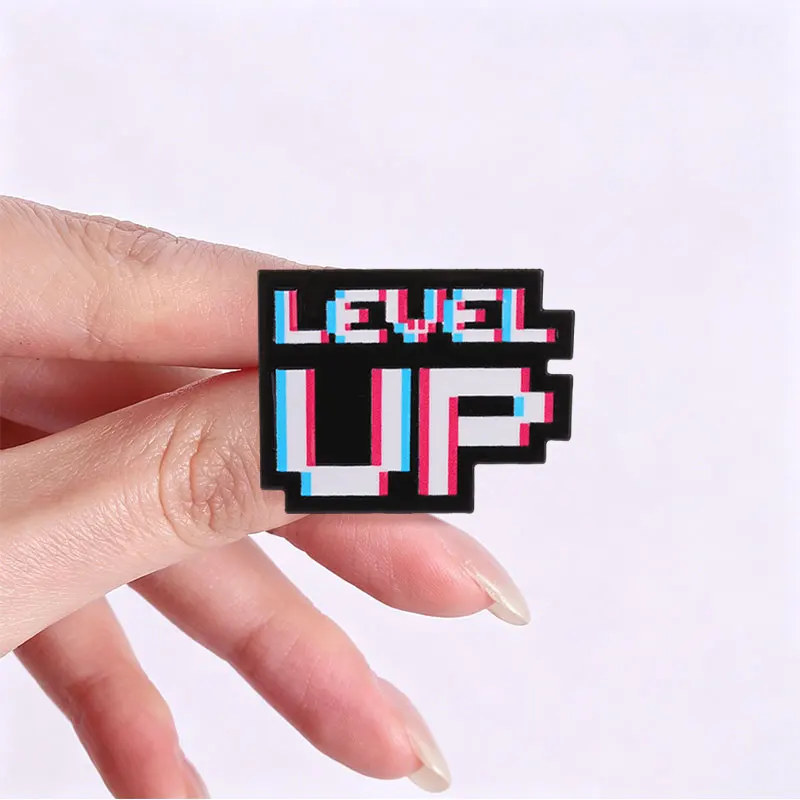 Эмалевая брошь Level Up Pixel Glitch, ретро-брошь с текстом из видеоигры для геймеров и подарок в аркадном стиле. (art.: 3920dd2e07285) - 3920dd2e07285