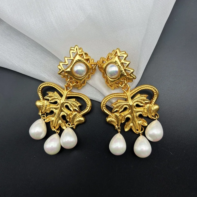 

Fashionable Medieval Heavy Industry Exaggerates New Grape Leaf Colorful Pearl Ear Clips