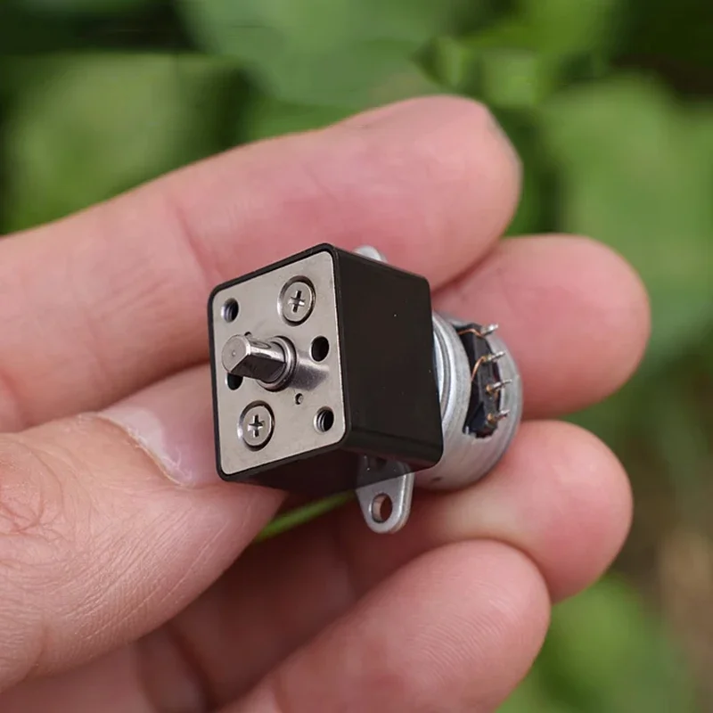 

Мини шаговый двигатель 15BY 15 мм