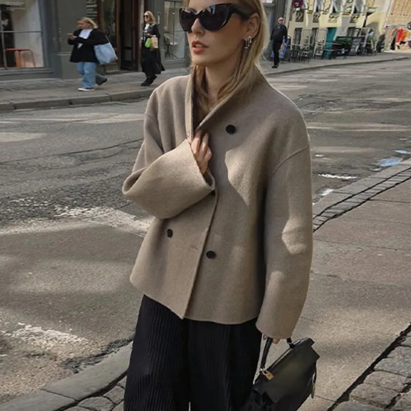 Женское короткое шерстяное пальто