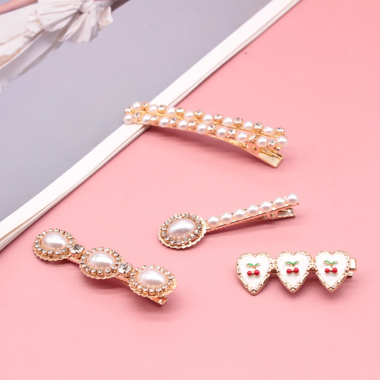 

2022 New French Vintage Hairpin Golden Alloy Word Clip Fashion Simple Headdress For Women