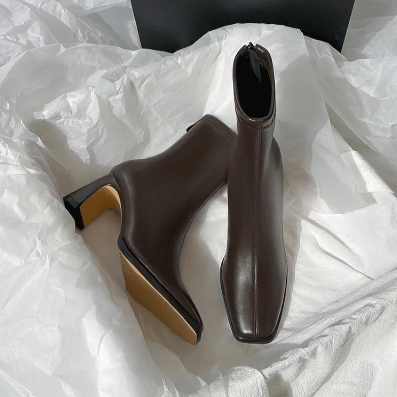 2024 осенние модные новые женские удобные однотонные короткие ботинки на высоком