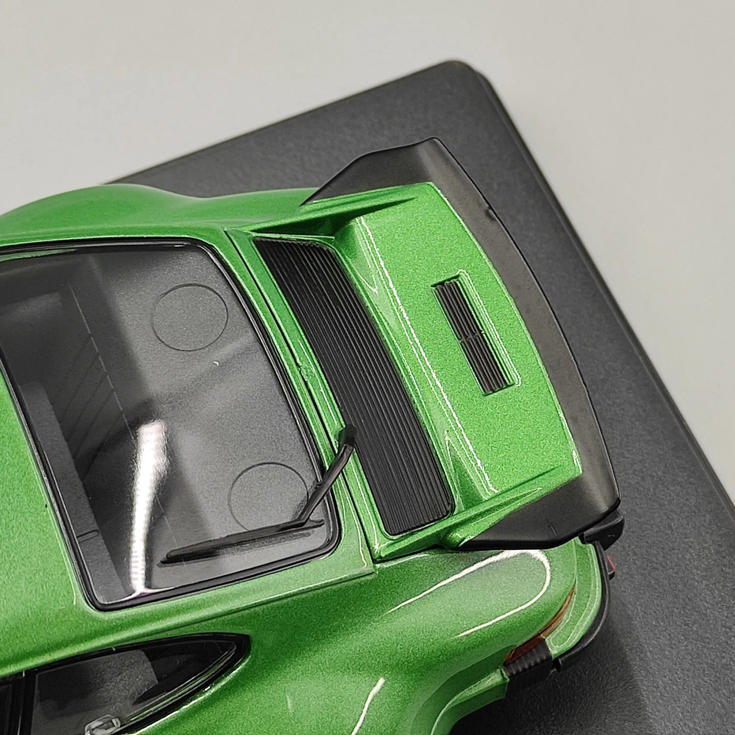 Фото WHITEBOX Масштаб 1:24, литая модель Porsche 911 Turbo 930 из сплава, классические игрушечные автомобили, ностальгия, подарки для взрослых, сувенир, статичная модель для демонстрации. №5