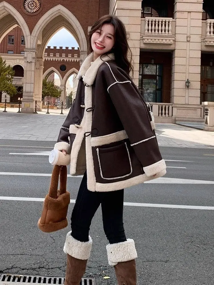 2024 зимняя новая замшевая шуба с роговими пуговицами интегрированная кофейного