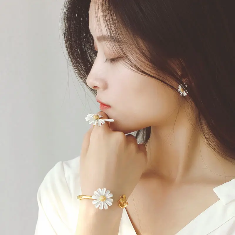 

New White Enamel Daisy Flower Bracelet Vintage Gold Color Metal Opening Rings For Women Party Wedding Jewelry Gifts