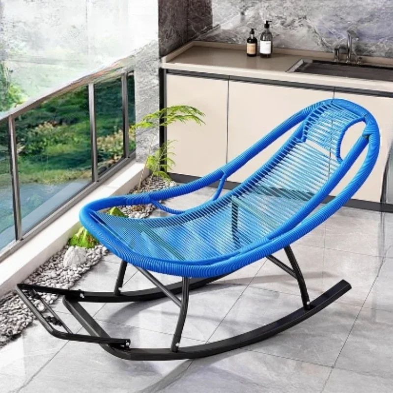 Уличное кресло-качалка из ротанга скандинавское для балкона гостиной спальни