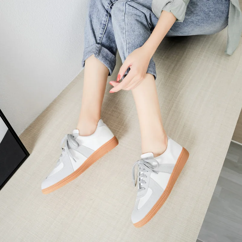 

Кроссовки женские резиновые на плоской подошве, размеры 39, 40