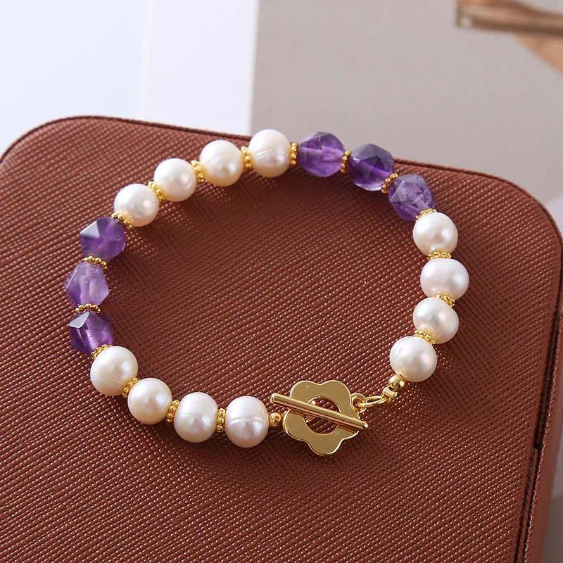 Женский браслет с натуральным пресноводным жемчугом и фиолетовыми кристаллами