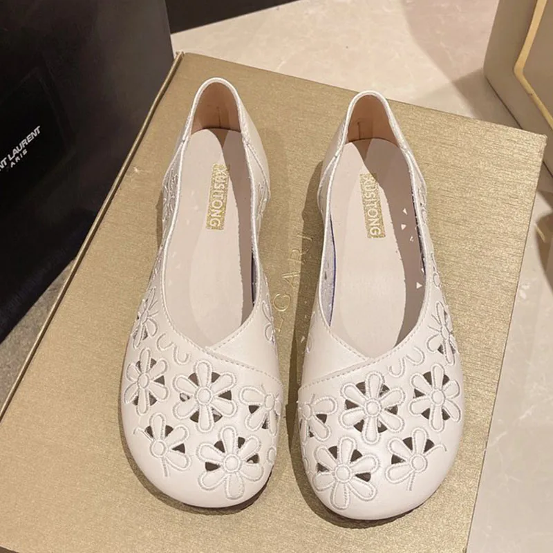 

2023 Women's Casual Shoes Comfortable Round Toe Shallow Slip-on Casual Shoes Daily Leisure Flats Fashion Openwork Flower Loafers