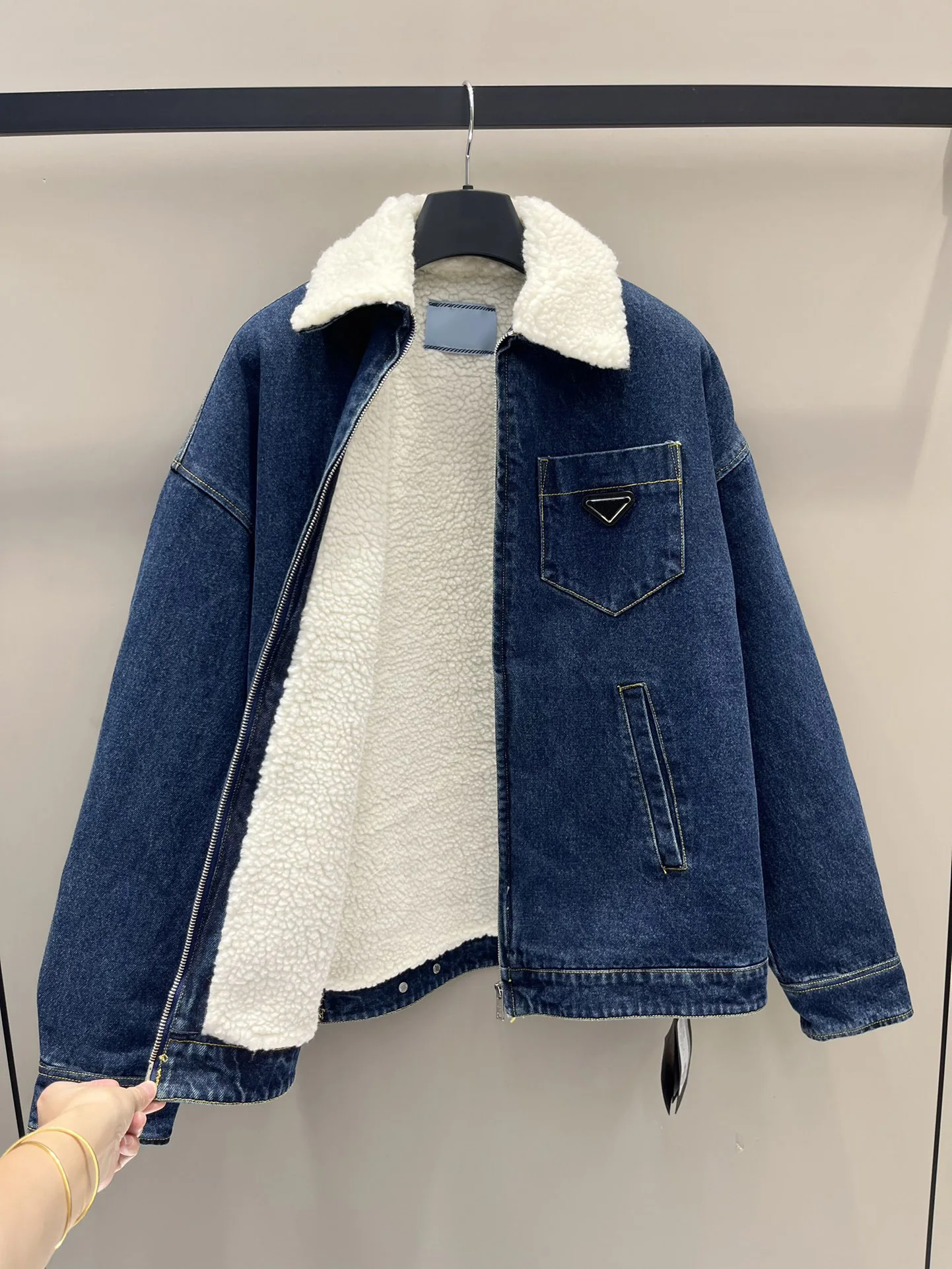 

Новинка 2023 года, стильная рубашка для мальчиков с меховым воротником и внутренней подкладкой, цветной контрастный лацкан, модная рубашка для пожилых, все