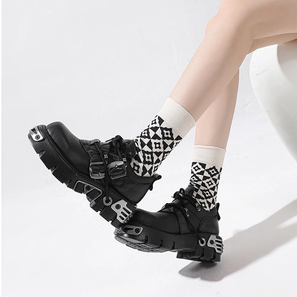 Новинка 2023, Женские винтажные Ботинки U-Double в стиле темного панк,готические, с резным пламенем, кожаные туфли, металлическая нишевая обувьна низкой платформе