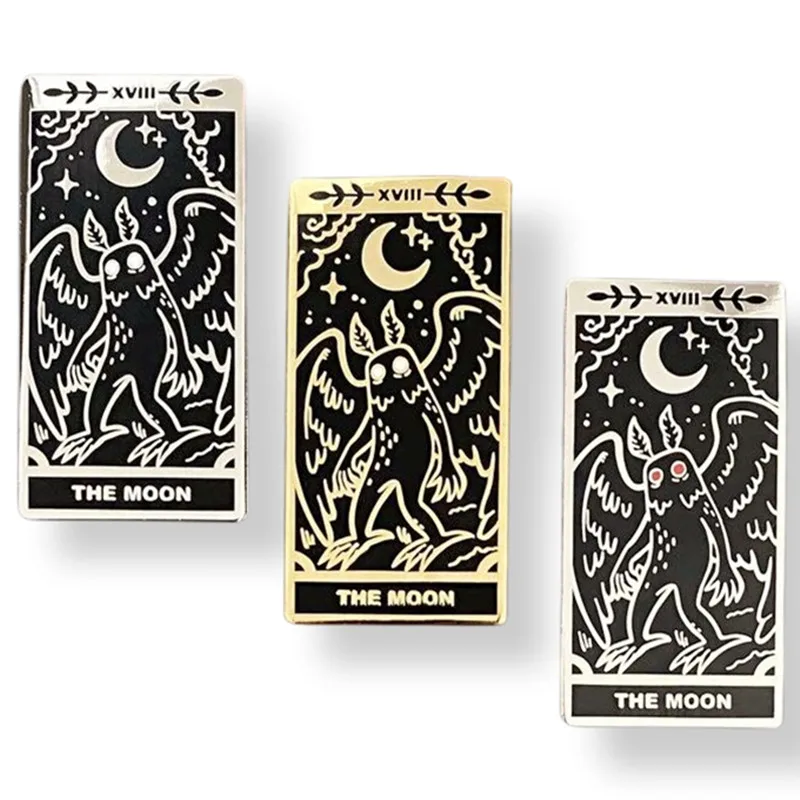 Брошь эмалированная из металлического сплава с рисунком Луны и Таро