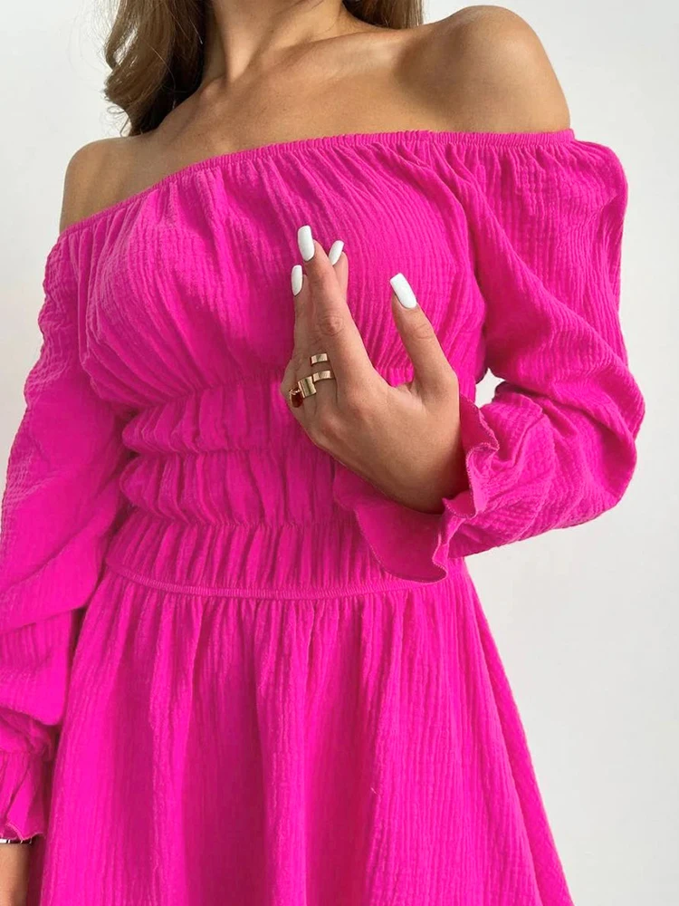 Соблазнительное однотонное платье-мини с вырезом лодочкой соблазнительное