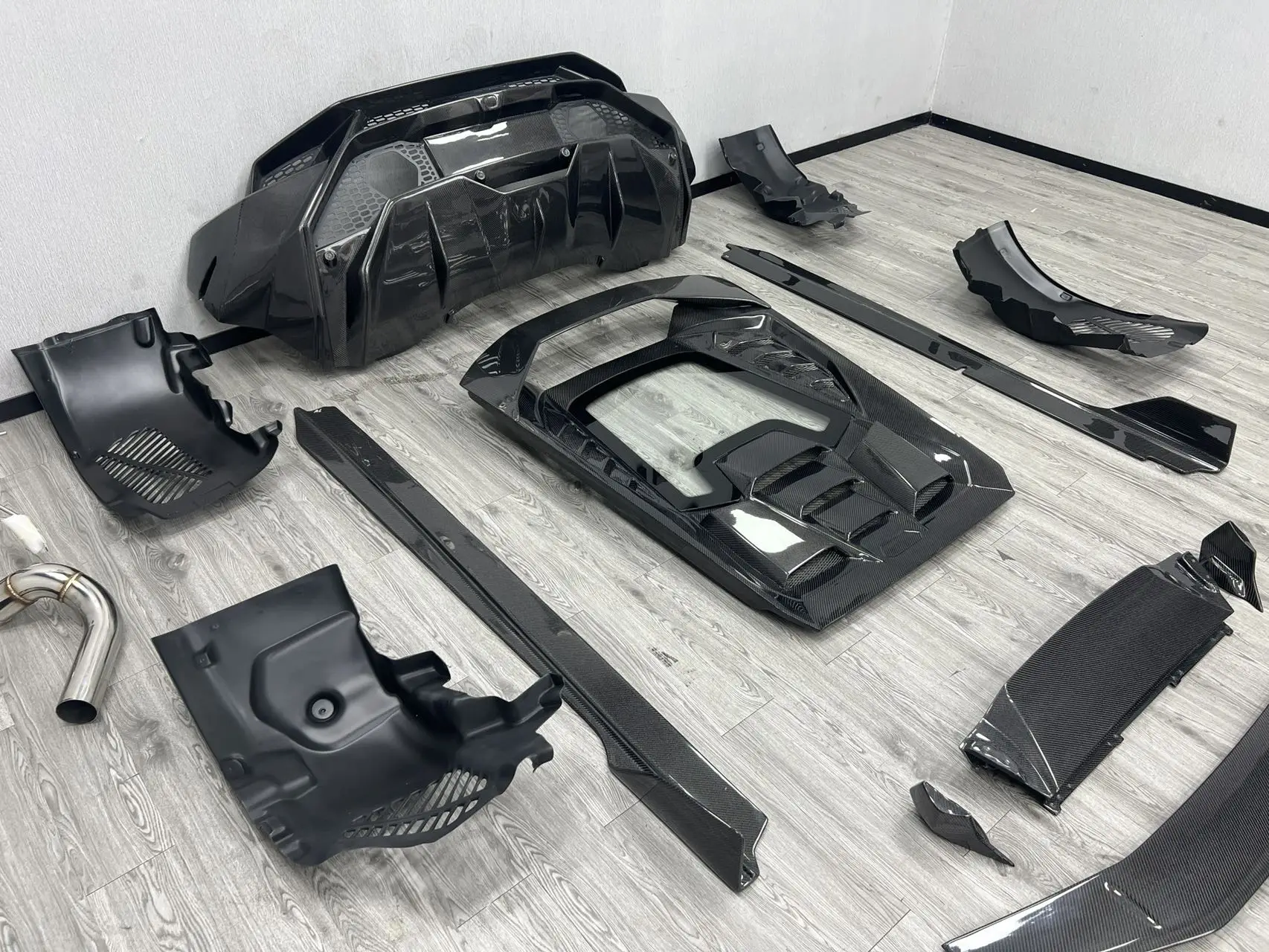 Фото Комплект обвеса для Lamborghini Huracan LP580 LP610-4 для обновления до Tecnica Kit Facelift, включая передний и задний бамперы, а также боковые пороги. №5