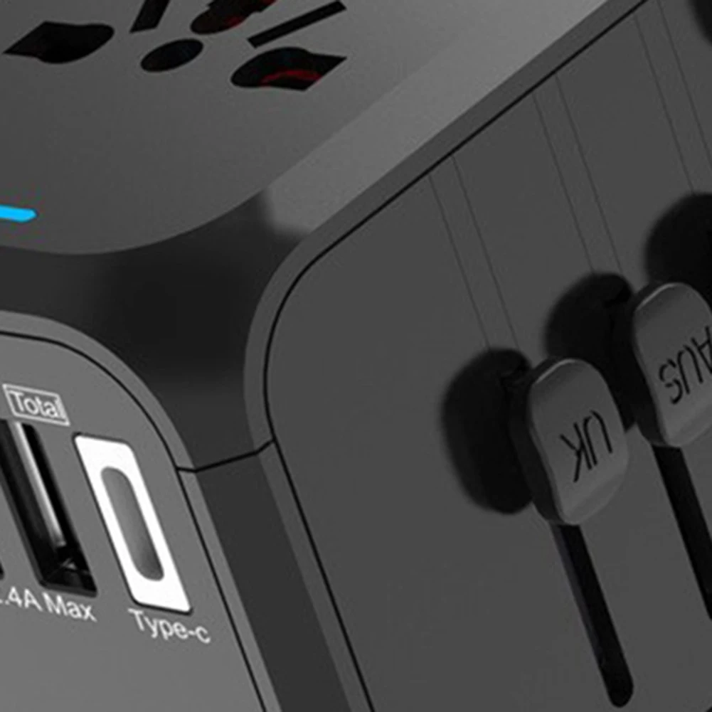 Универсальное дорожное зарядное устройство с тремя USB-портами и портом Type-C |